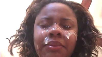 Una ragazza nera brasiliana riceve una cum nantu à a so faccia dopu u sessu anale cù un grossu cazzo