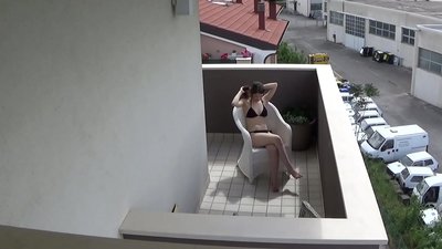 Spia u mo ghjovanu cumpagnu di stanza chì si masturba nantu à u balcone