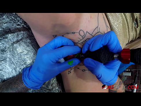 ❤️ Sully Savage, hottie estremamente tatuata, hà fattu un tatuatu nantu à u clitoris ️❌ Video porno à porn co.makesexnotwar.ru